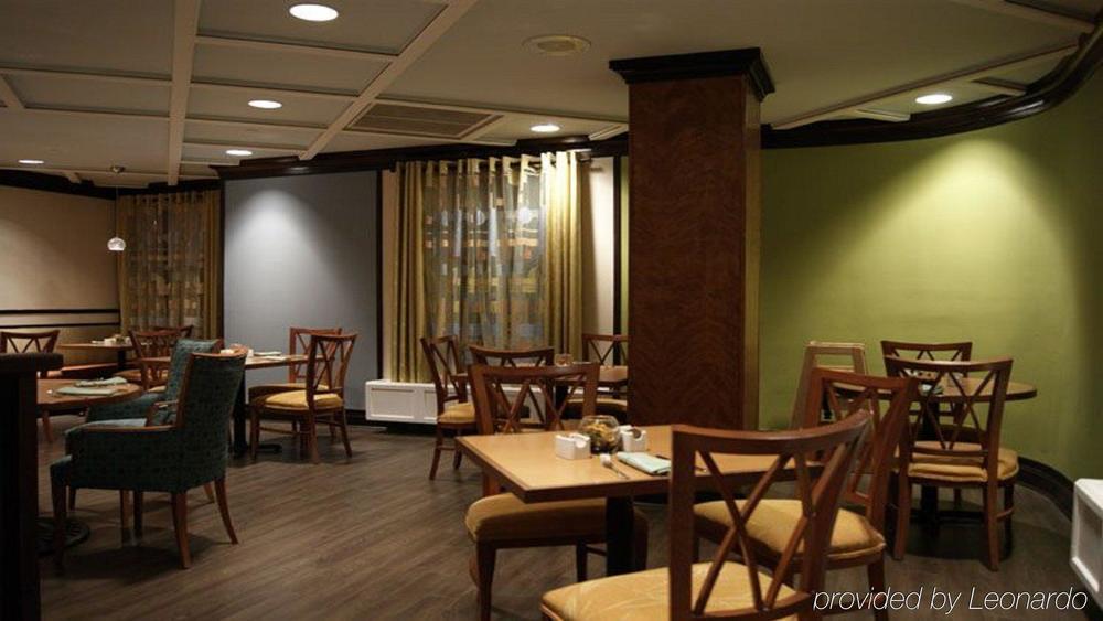 Best Western Premier Toronto Airport Carlingview Hotel Restaurant foto